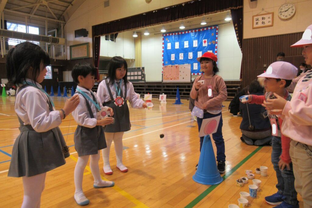 けん玉に挑戦する子どもたち