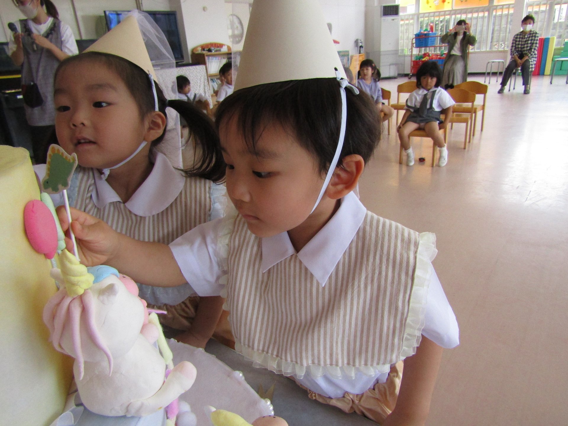 ケーキに飾り付けする園児