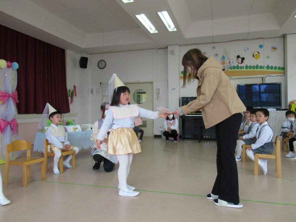 おうちの人に手紙のプレゼントを渡す誕生児