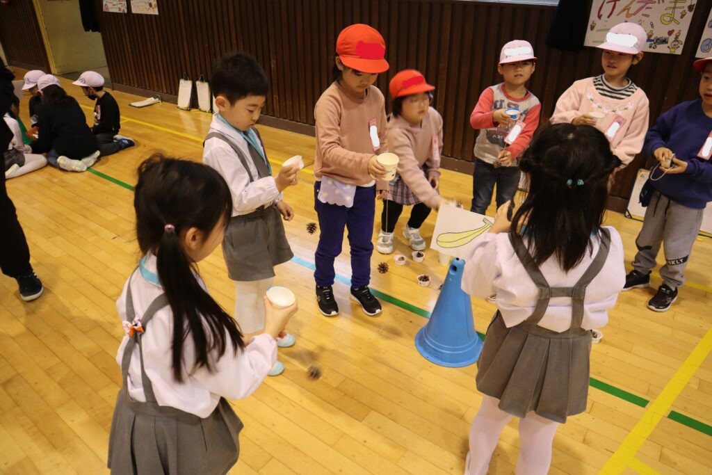 コロコロ迷路コーナーに調整する子どもたち