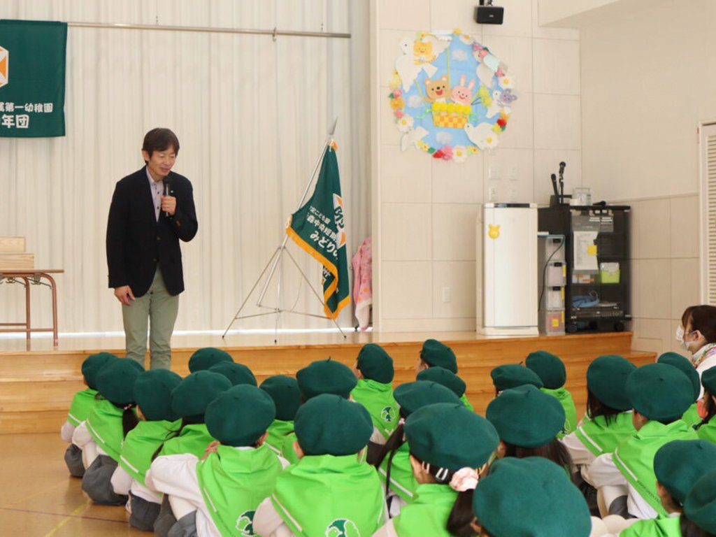 青森県緑化推進委員会の小泉さんから積み木の贈呈式がありました