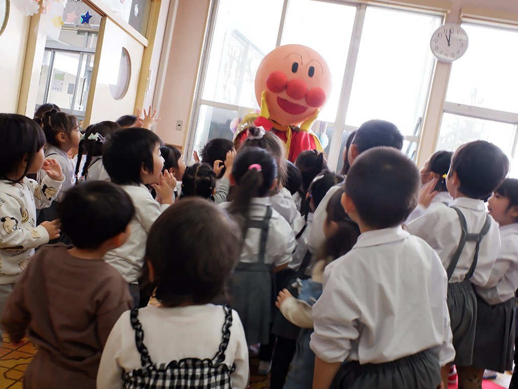 アンパンマンも登場し喜ぶ子どもたち