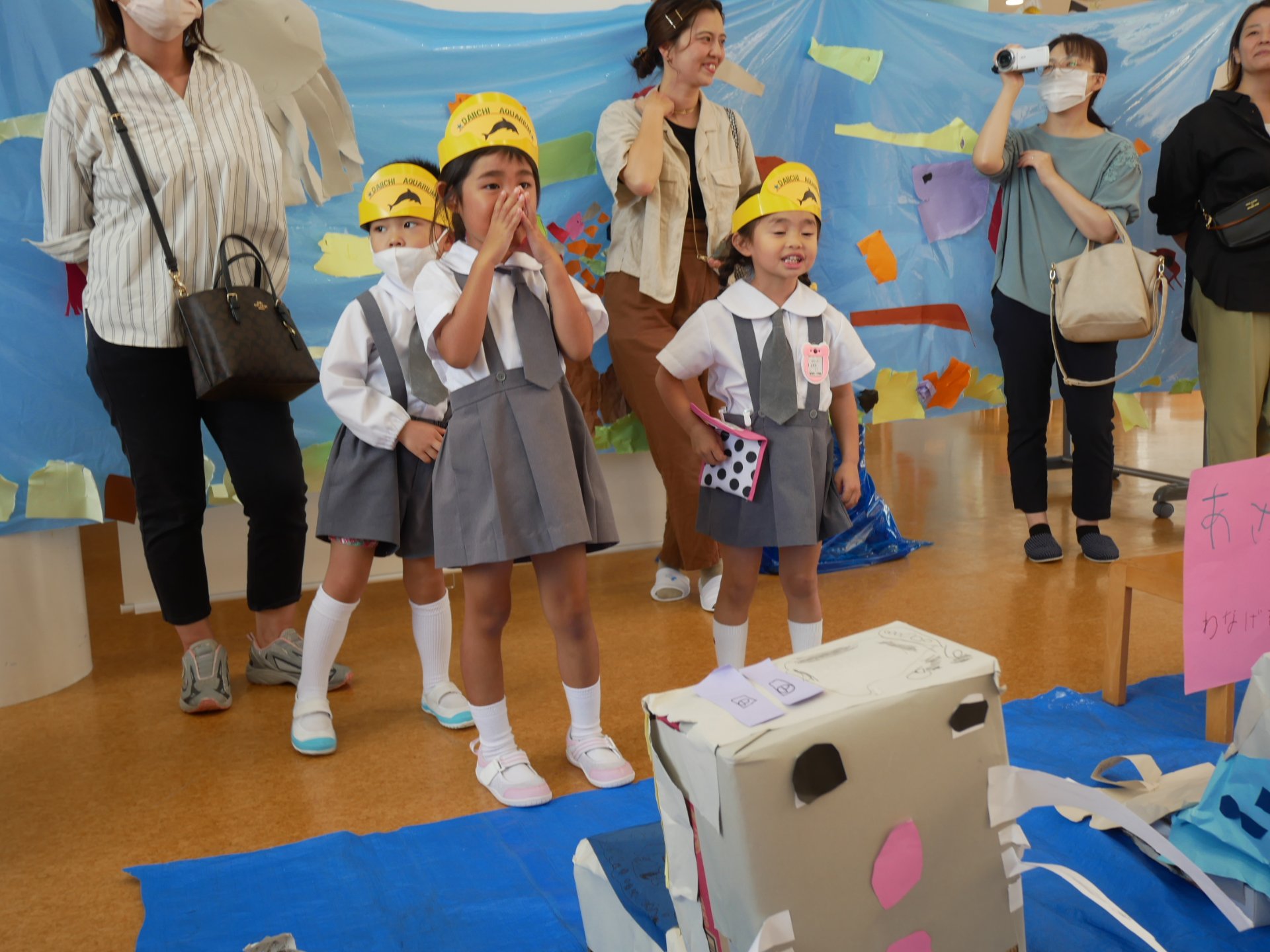 自分たちで作った水族館で楽しむ園児たち