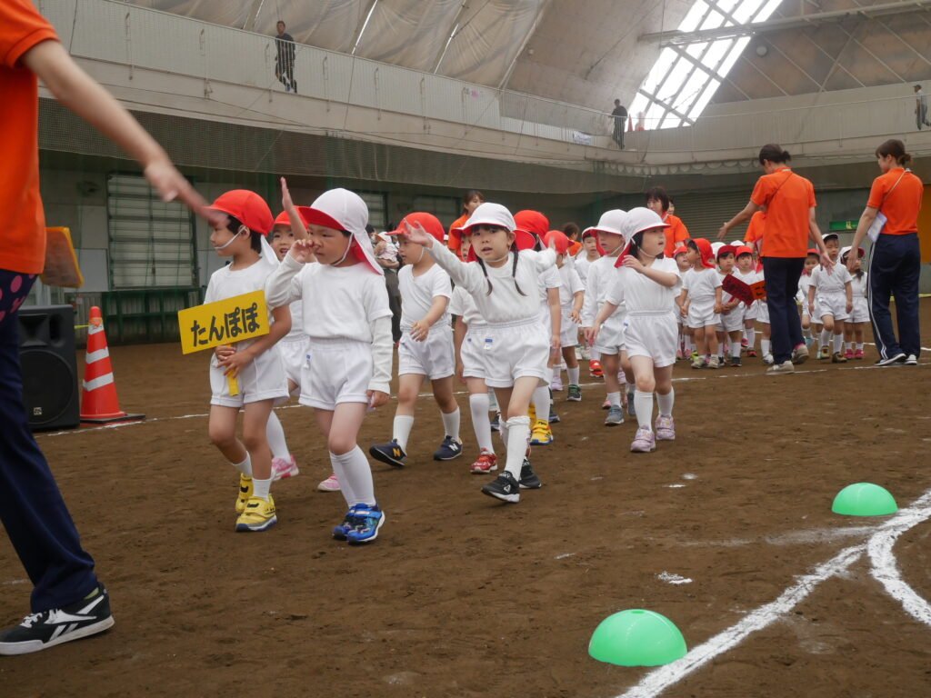 入場する園児たち