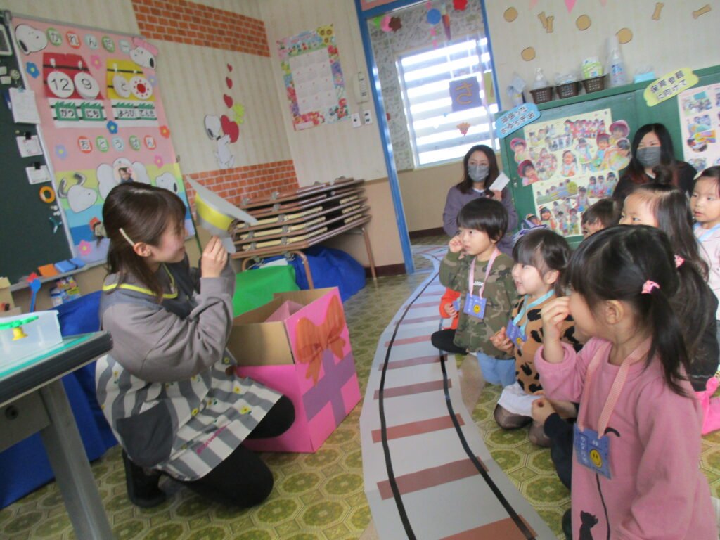 先生達から車掌さんの帽子のプレセントされ、嬉しそうな子どもたち