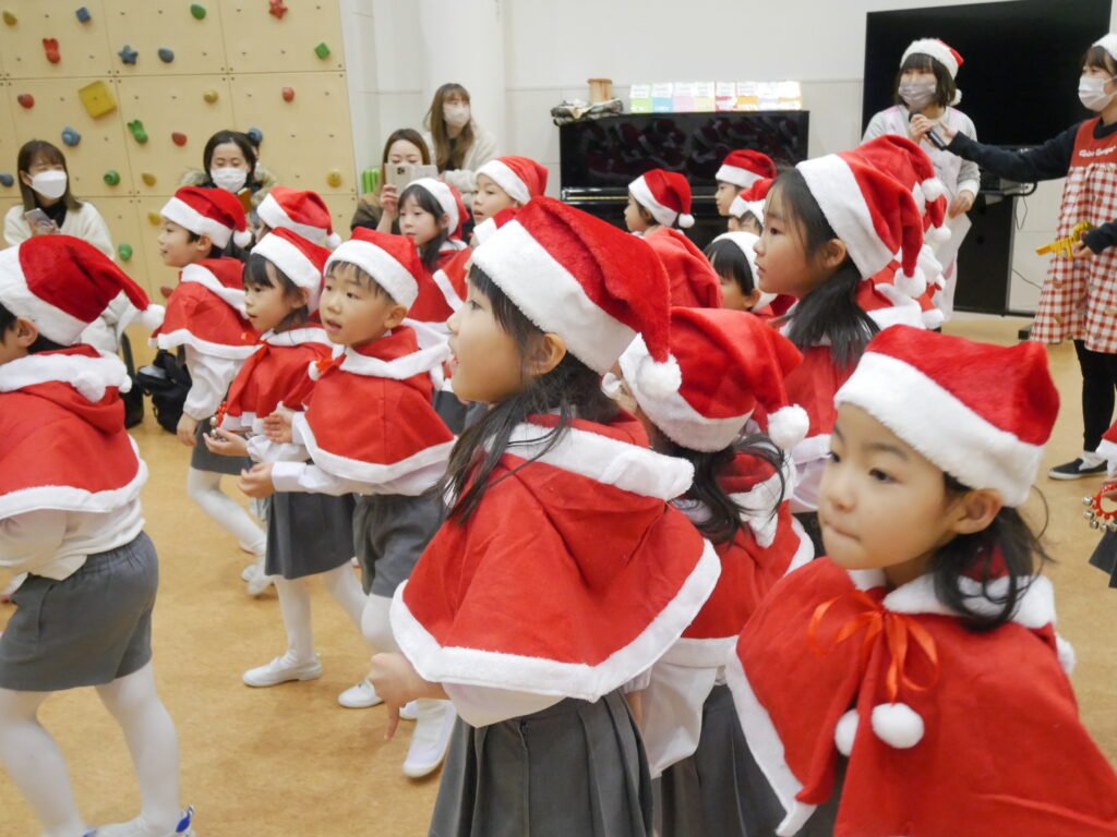 サンタさんの突然の登場に驚く子どもたち