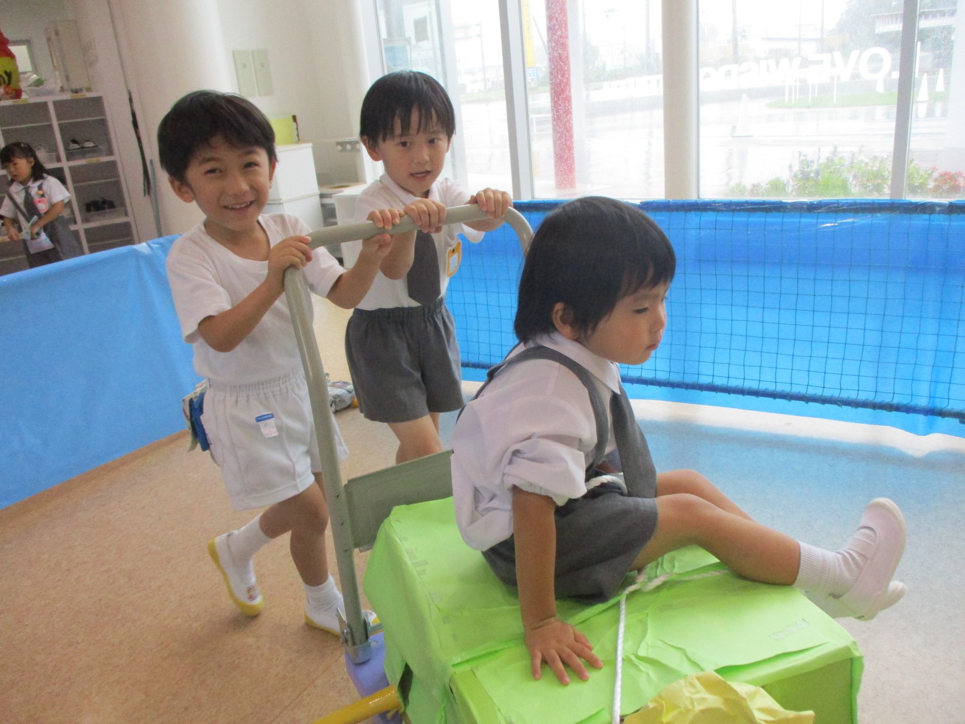 年少さんを招待し一緒に楽しむ園児たち