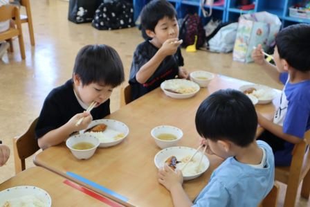 昼食を食べる園児たち