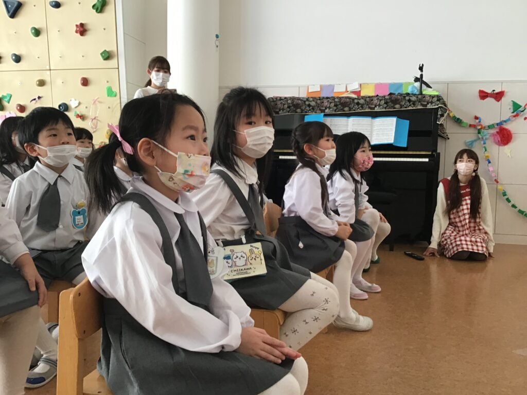 幼稚園の思い出の映像を見る園児たち