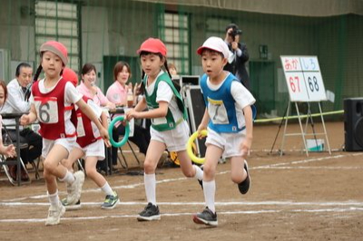 リレーを走る園児たち