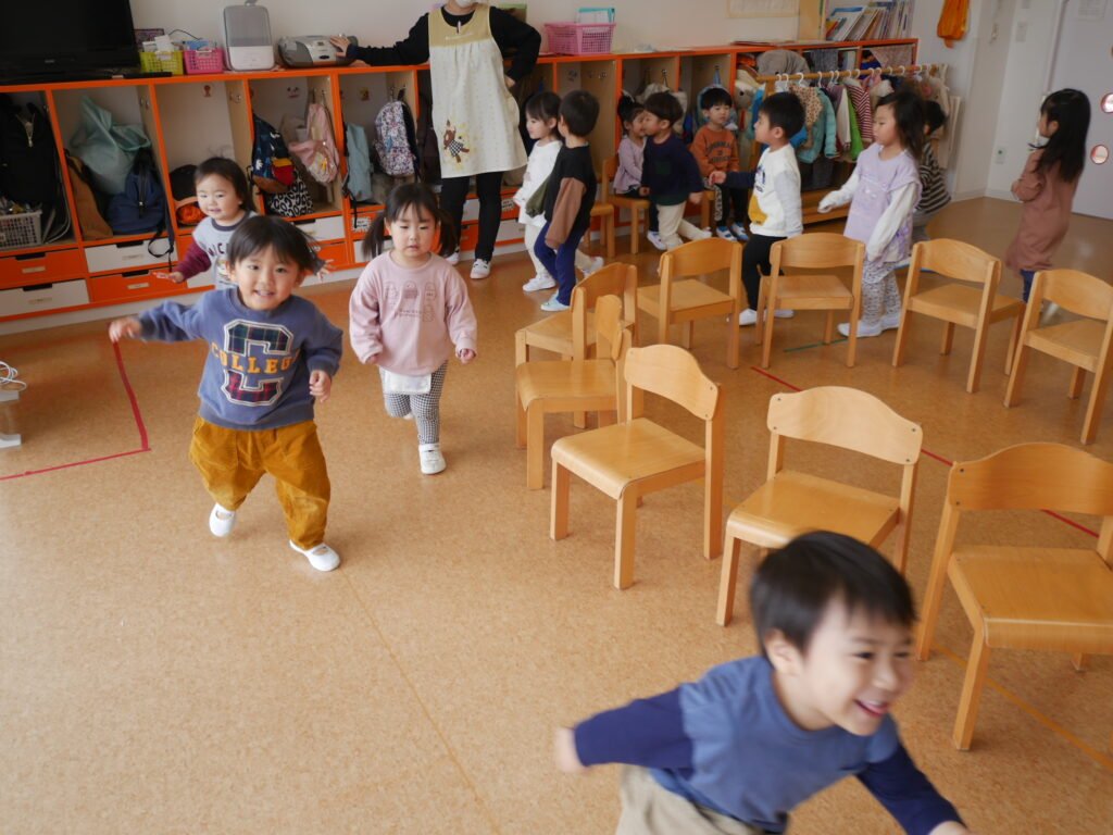 お部屋では１年の振り返りをし、  クラス全員で過ごす最後の時間を大切に過ごしました。