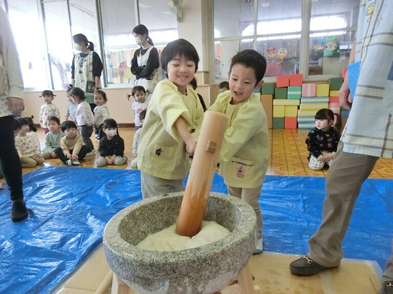 おもちつきの様子：こばと組