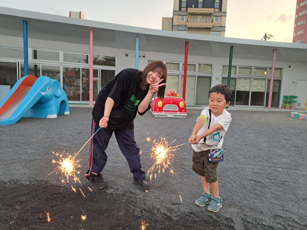 花火を楽しむ園児たち