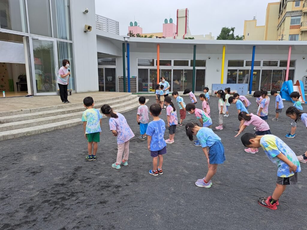 朝のつどいで体操をする園児たち