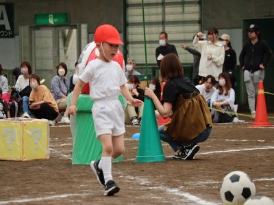 ゴールを目指して走る園児たち