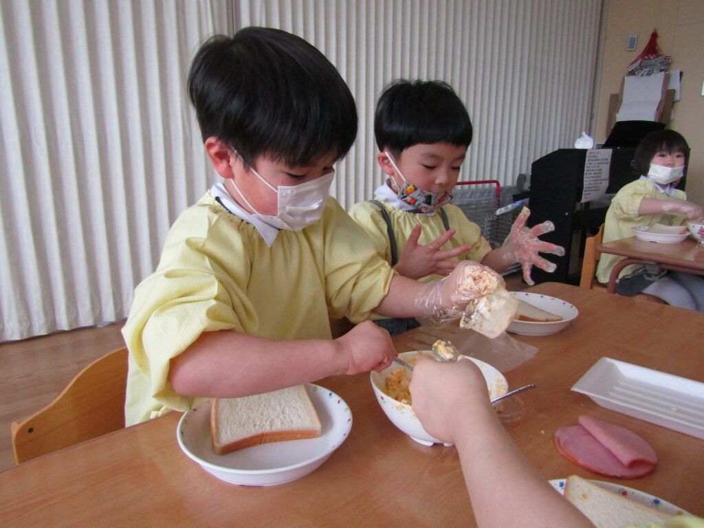 サンドウィッチを作る園児たち