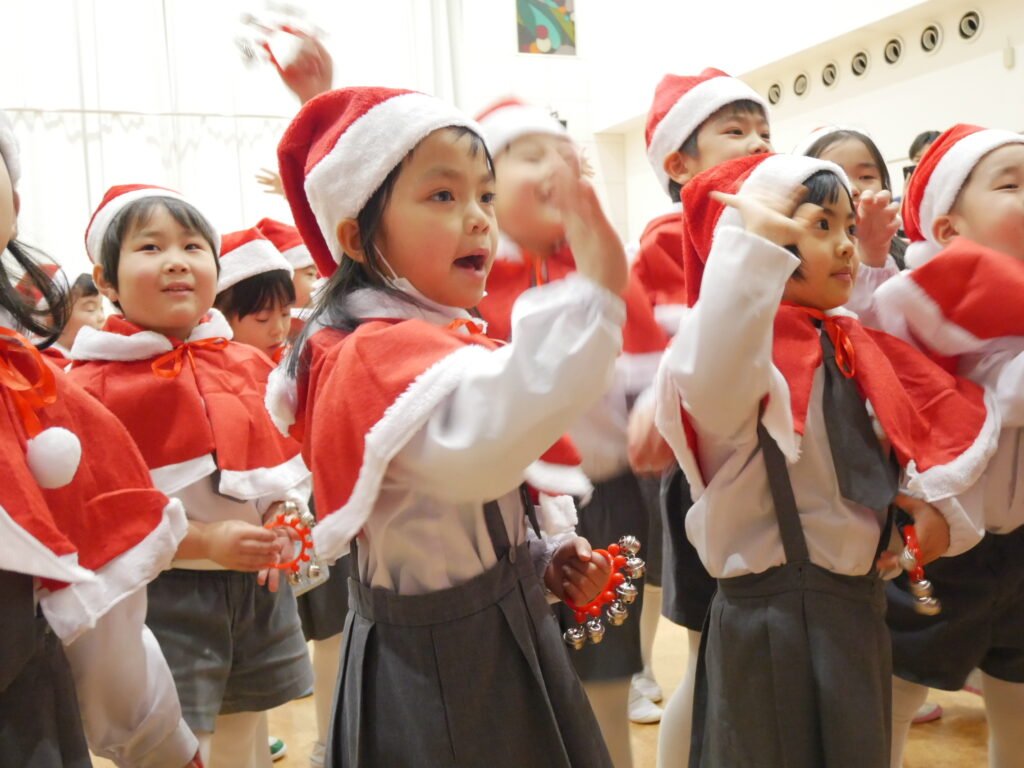 サンタクロースに手を振る子どもたち