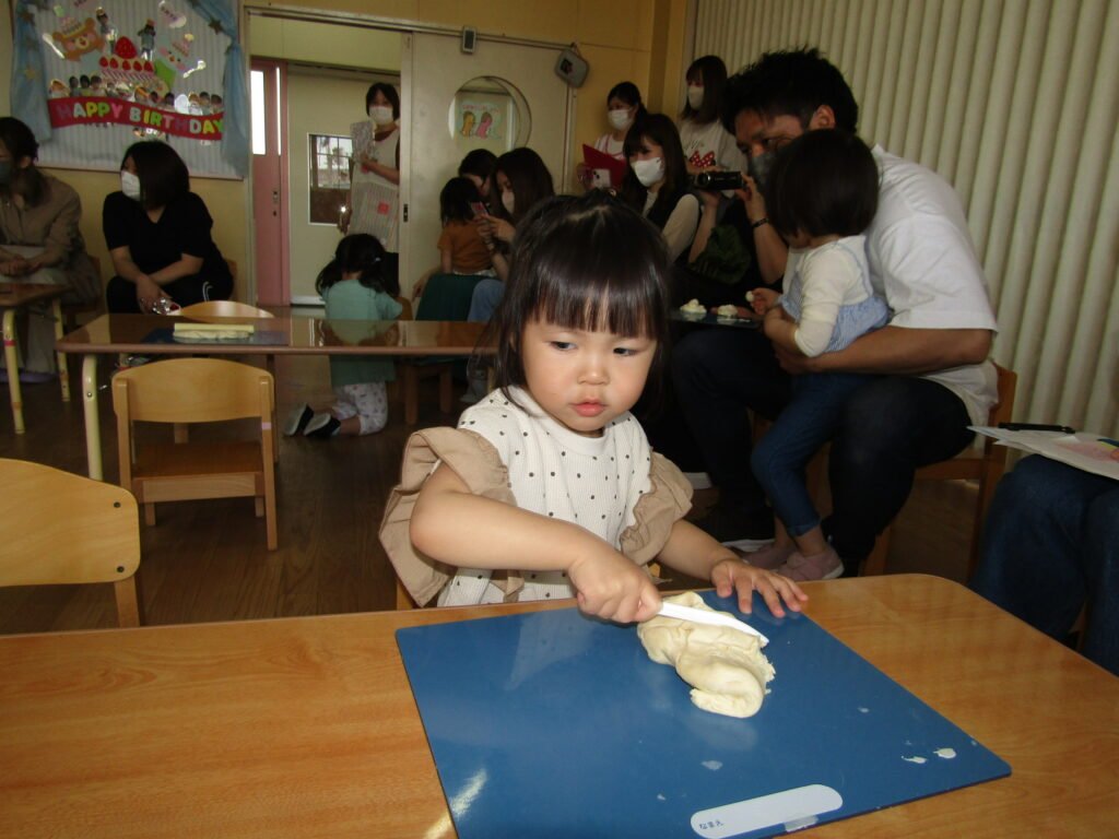 小麦粉ねんどに熱中する園児たち