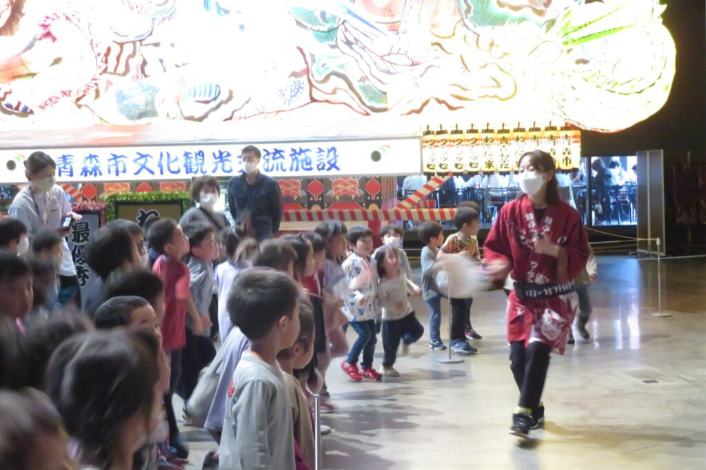 跳人体験する園児たち