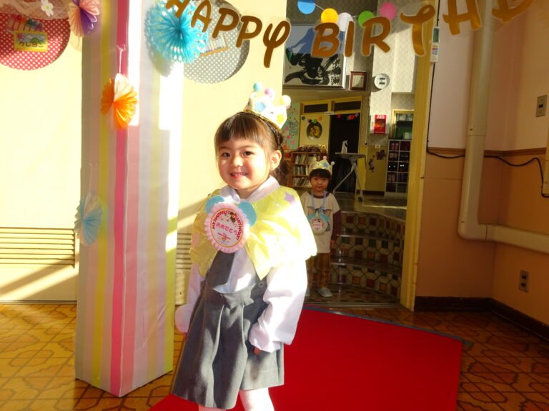 かわいい衣装を着た誕生児