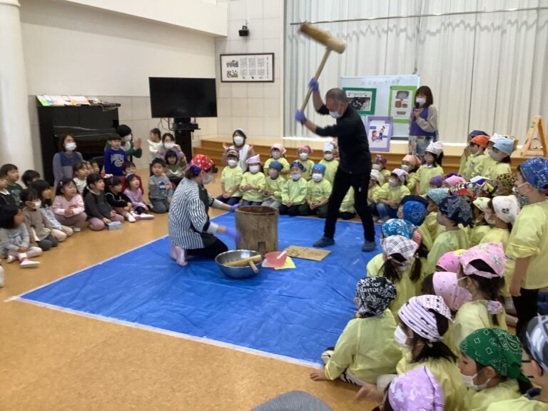 お餅をつく先生を応援する子どもたち