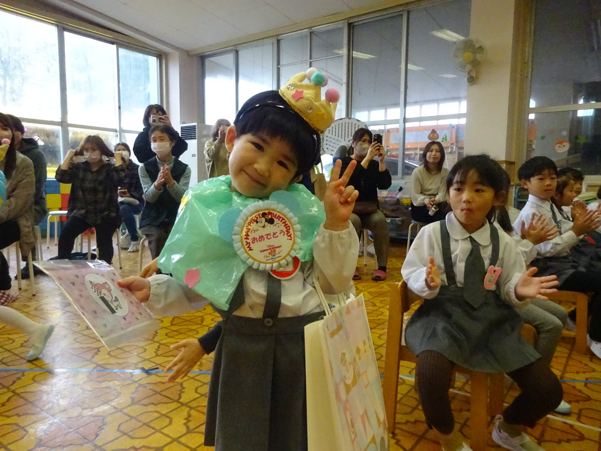 プレゼントを受け取り退場する子どもたち