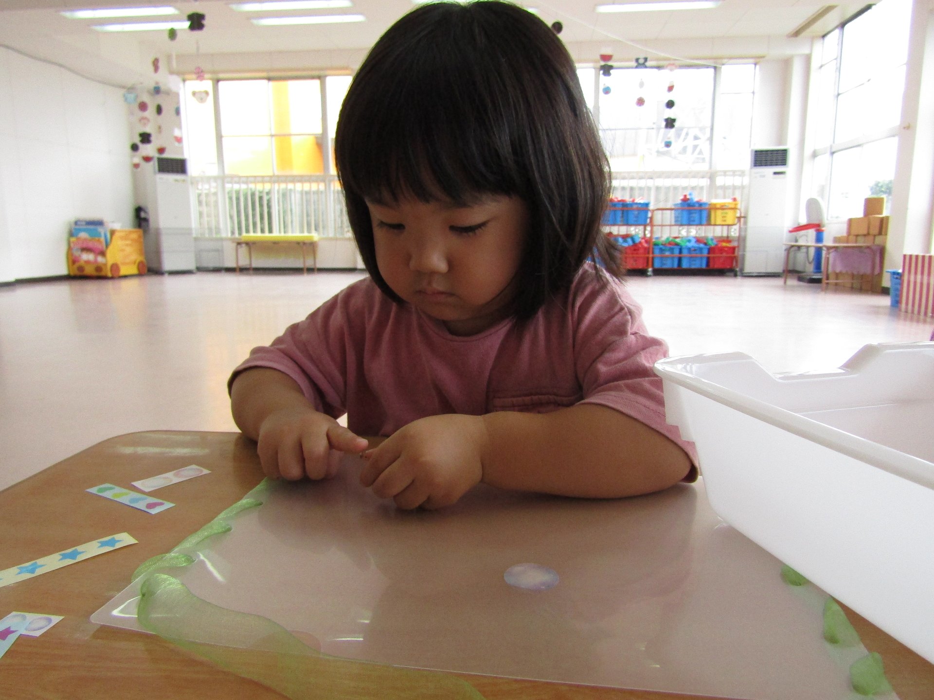 夢中でシールを貼る子どもたち