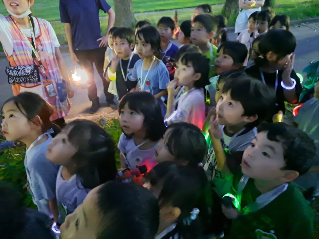 夜のビオトープを探検する園児たち