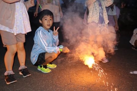 花火を楽しむ園児たち