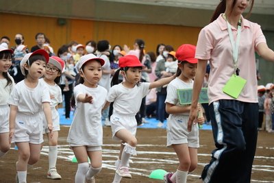 入場行進をする園児たち