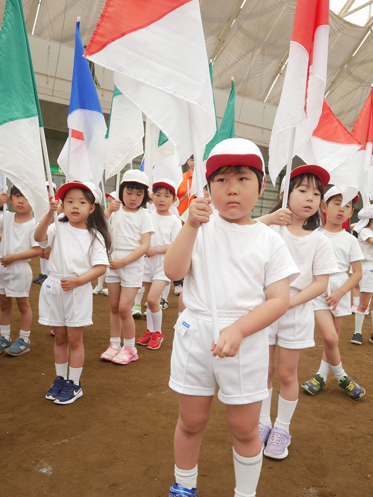 演技を披露する園児たち