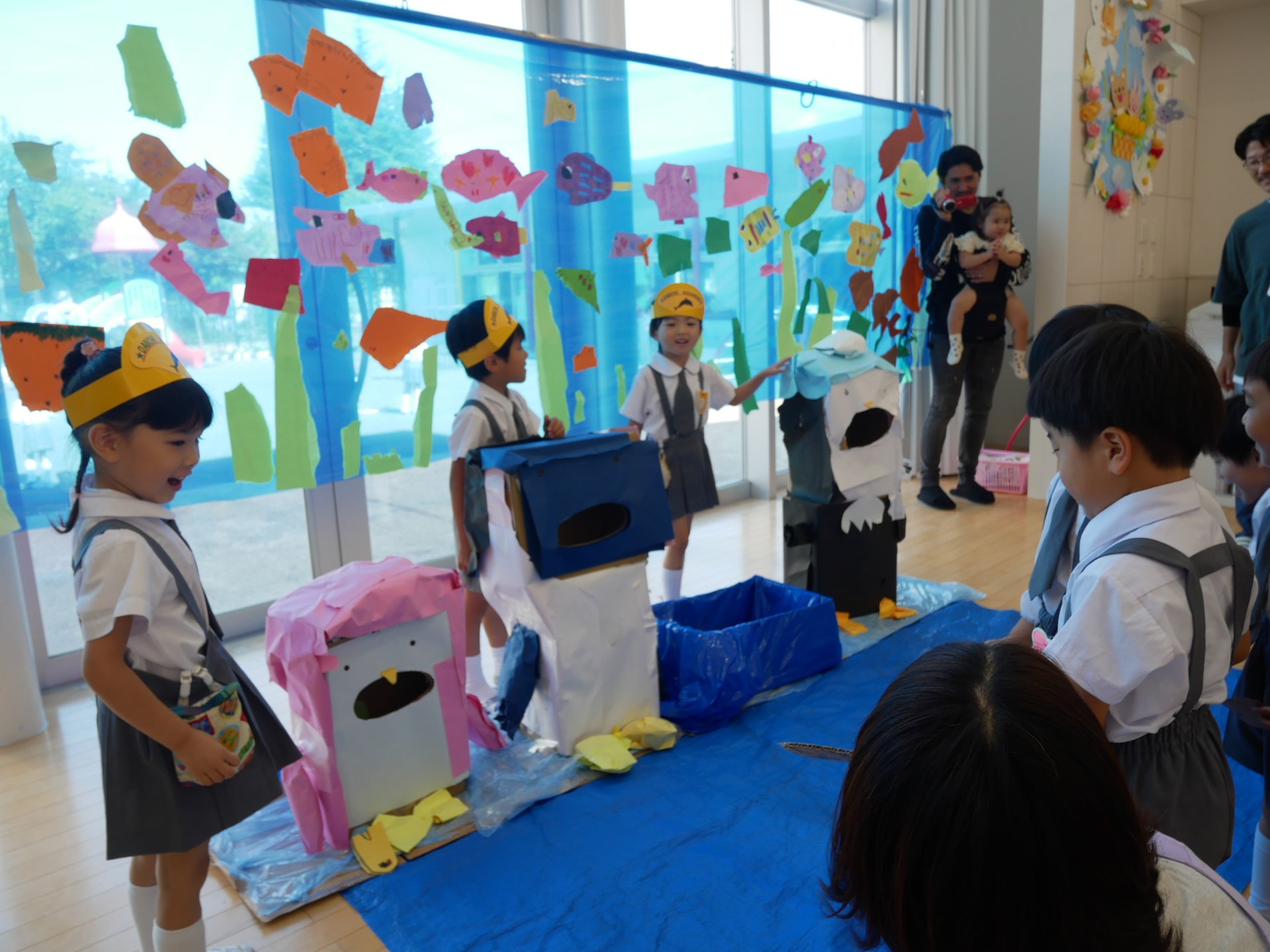 自分たちで作った水族館で楽しむ園児たち