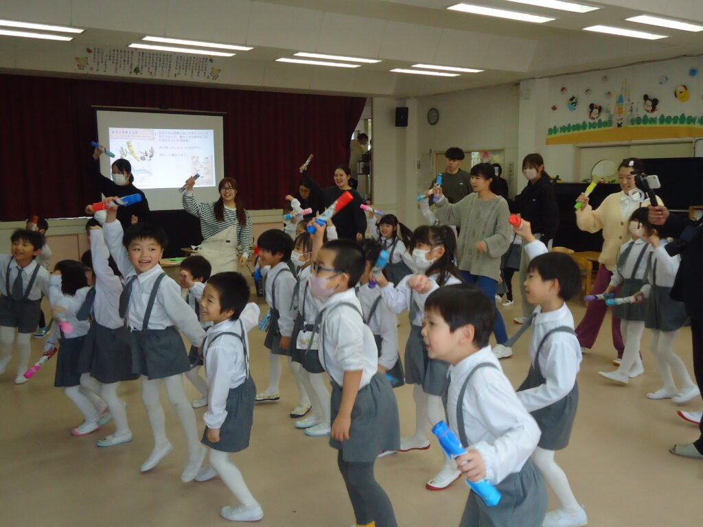 学生さんと一緒に大好きなジャンボリーミッキーを踊る園児たち