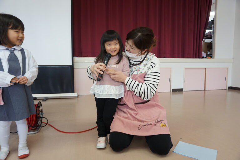 二学期の楽しかった事・頑張った事などの思い出を話す代表の子どもたち