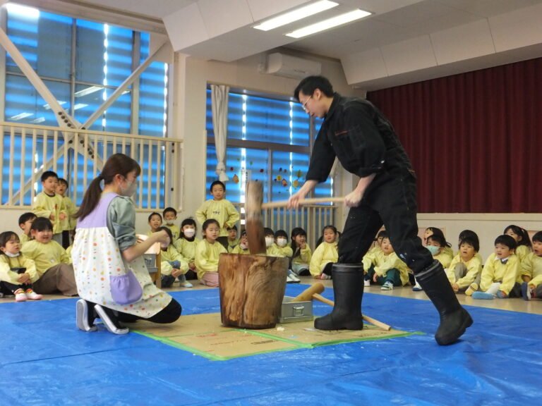 「よいしょ！」のかけ声で応援する子どもたち