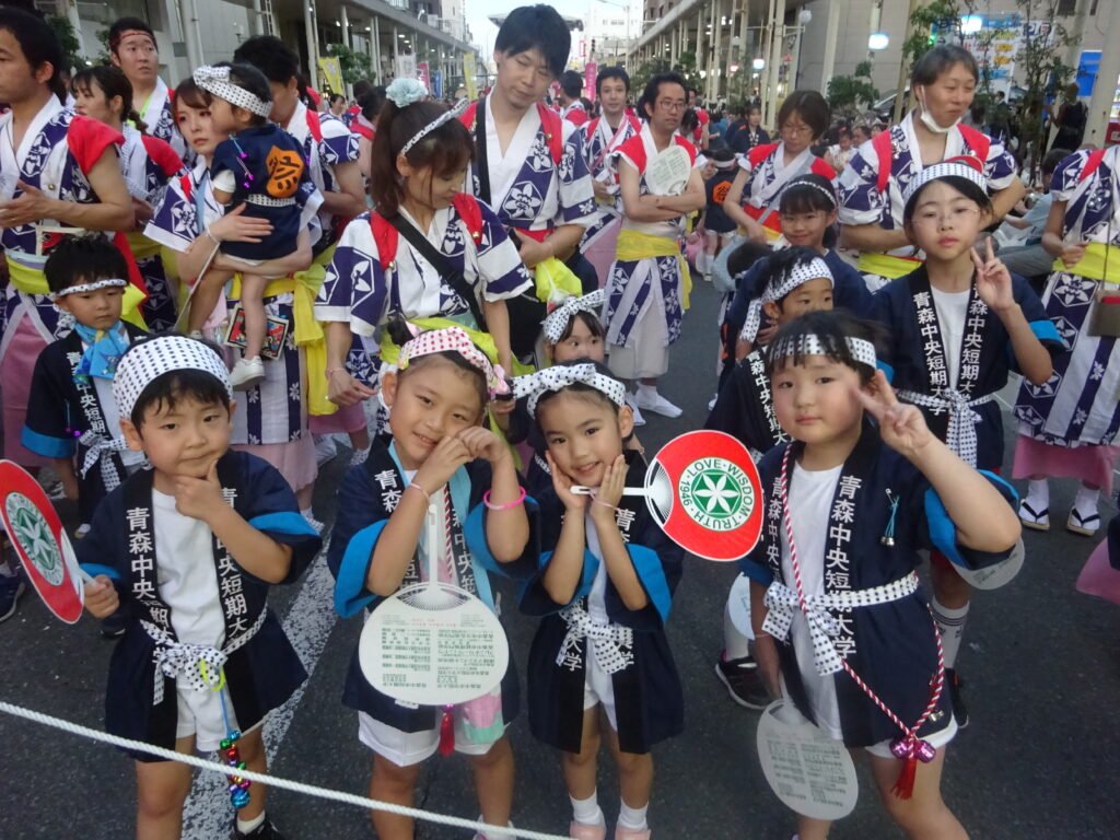 ねぶた祭りを楽しむ園児たち