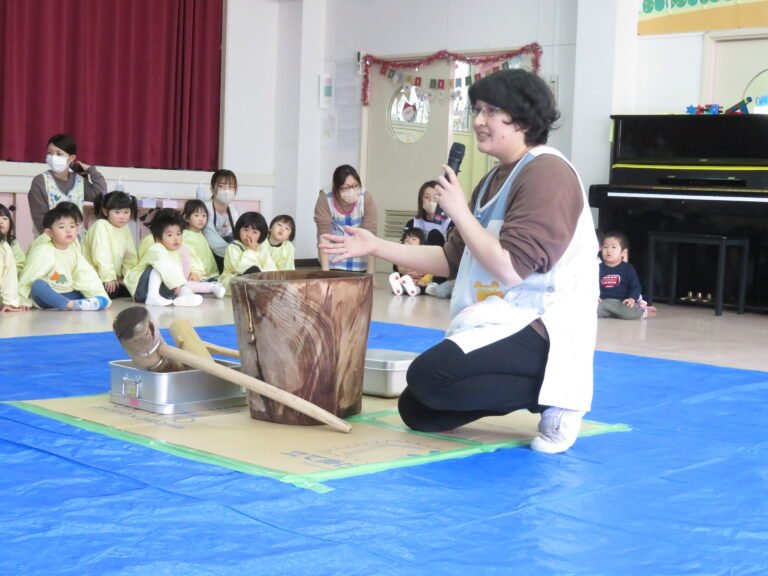 「杵」と「臼」の説明をする園長先生