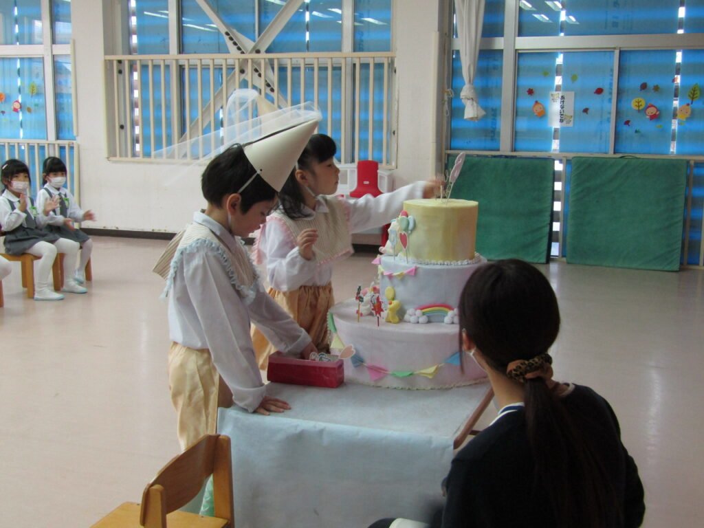 大きなケーキに飾り付けをして、かわいいケーキを作りました