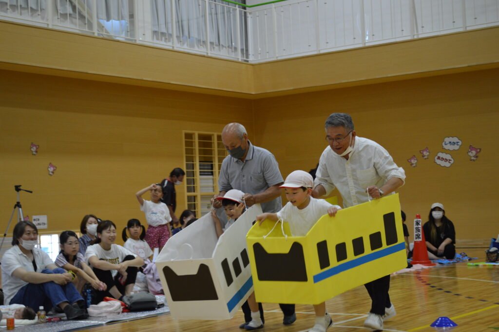 復活した祖父母競技をがんばる園児たち