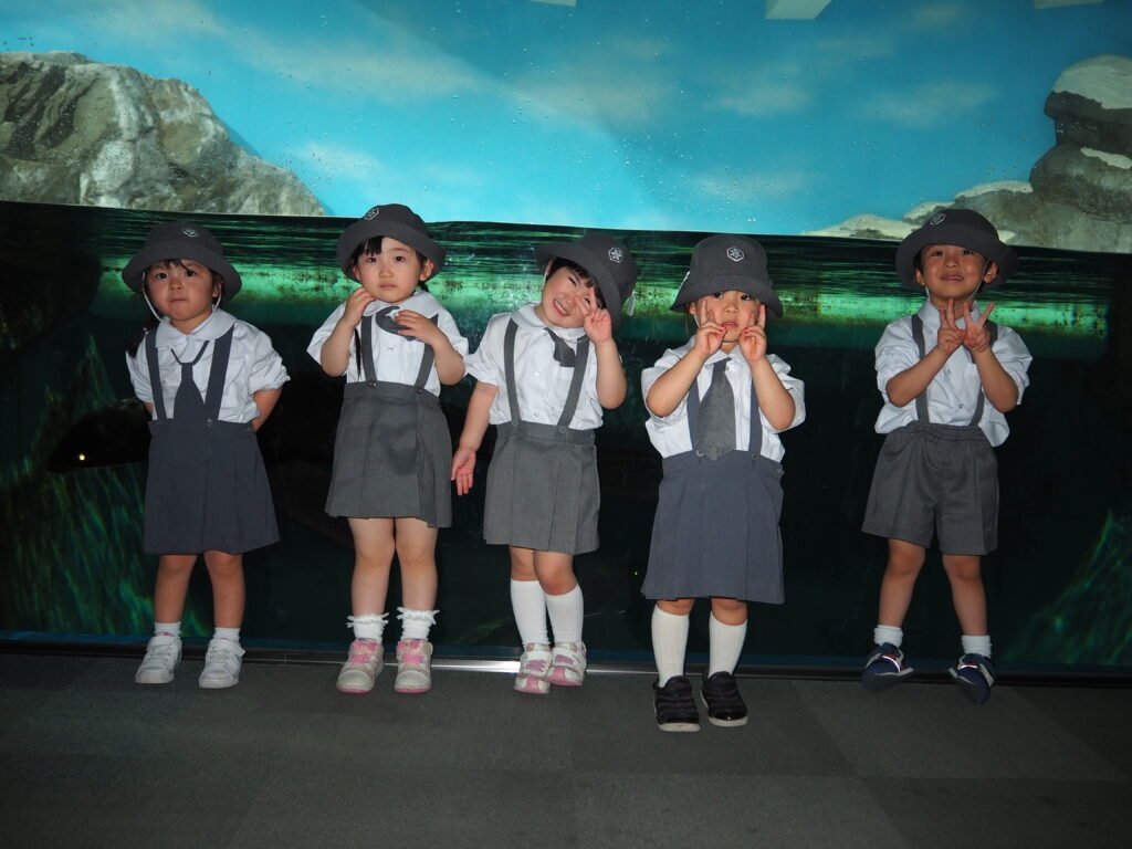 水族館を楽しむ園児たち