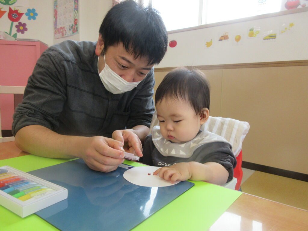 カラフルなかたつむりをおうちの人と作る園児たち