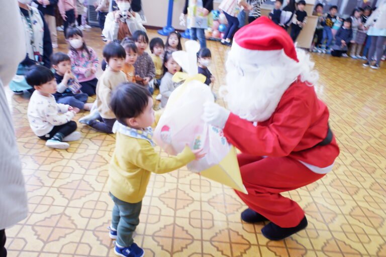 サンタさんと触れ合い、楽しい時間を過ごしました。