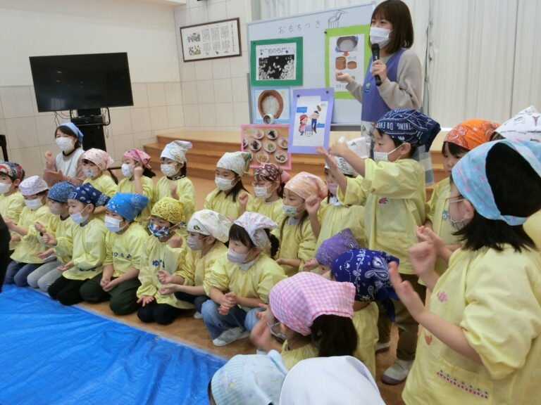 お餅をつく先生を応援する子どもたち