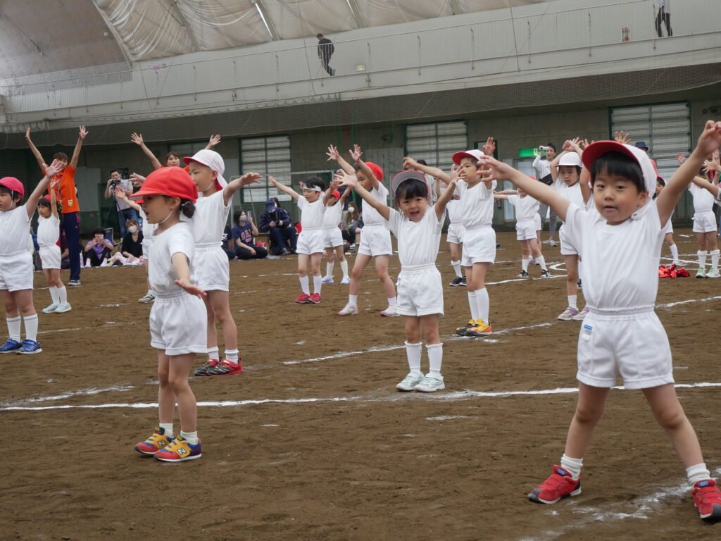 キッズ体操をする園児たち