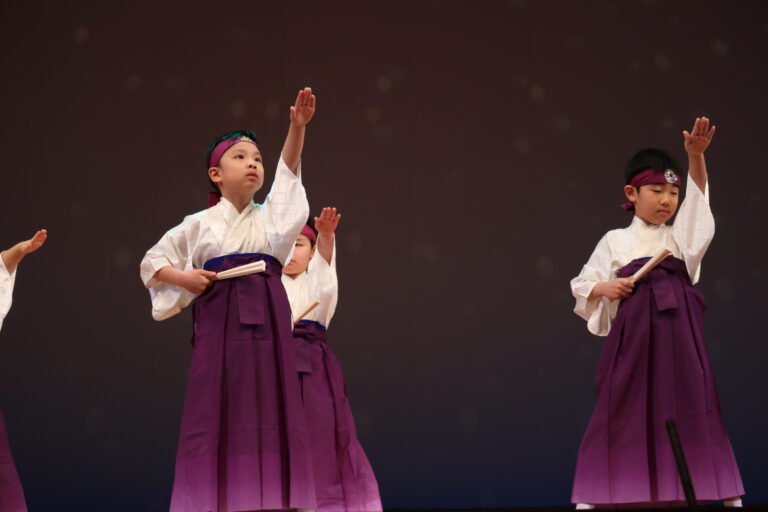 白い着物と紫の袴が　とてもよく似合っていた　りんご組男の子