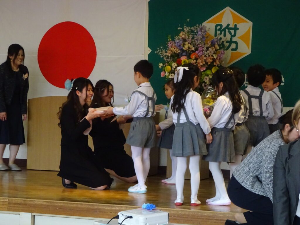 先生たちにもお花やアルバム・ハンカチなどプレゼントする卒園児たち