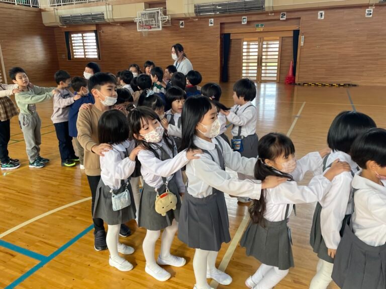 小学生とたくさん交流し、仲良くなることができました