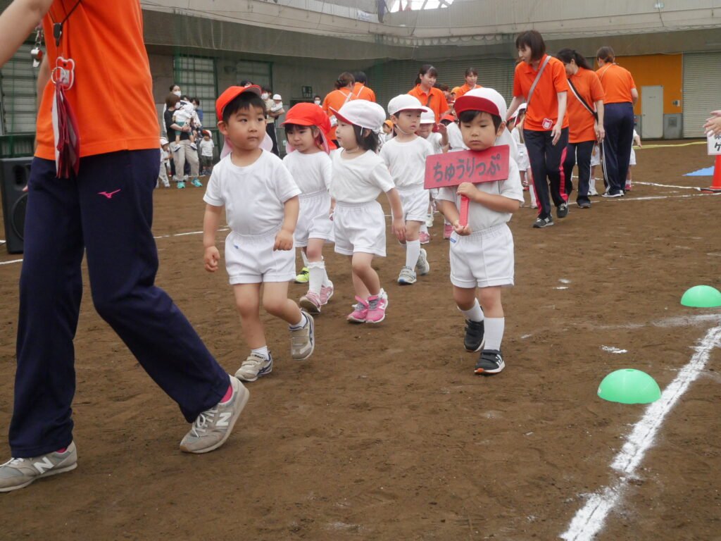 入場する園児たち