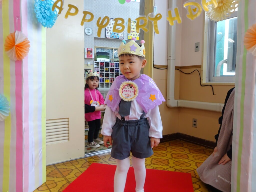 入場する誕生児