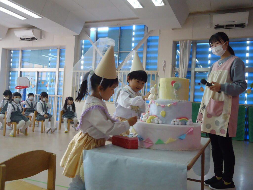 ケーキの飾り付けをする子どもたち